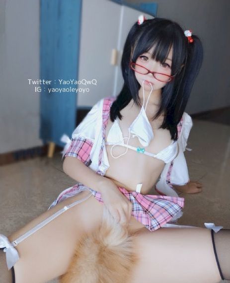 年轻的妈妈观看